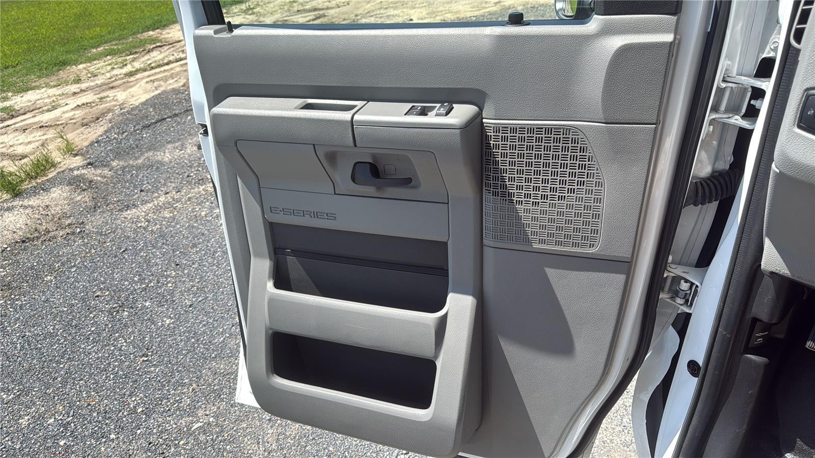 2024 Ford E-Series Cutaway Base