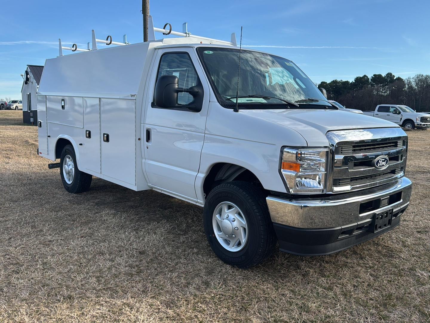 2026 Ford E-Series Cutaway 10' KNAPHEIDE KUV UTILITY VAN, MASTER LOCKING SYSTEM, CLASS V HITCH, 3 BOW LADDER RACK