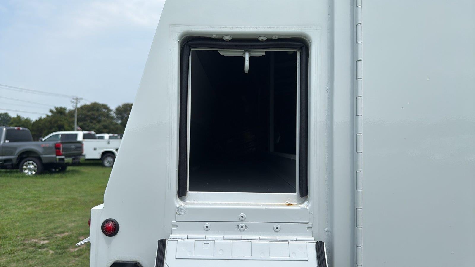 2027 Ford E-Series Cutaway 10' KNAPHEIDE KUV LOW ROOF ENCLOSED SERVICE BODY, MASTER LOCK SYSTEM, CLASS V HITCH, 3 BOW LADDER RACK