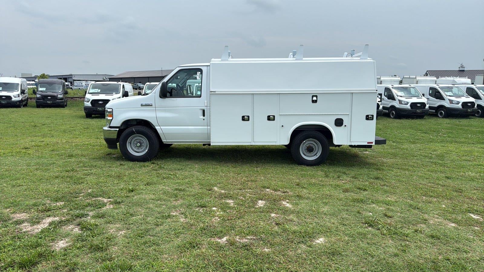 2027 Ford E-Series Cutaway 10' KNAPHEIDE KUV LOW ROOF ENCLOSED SERVICE BODY, MASTER LOCK SYSTEM, CLASS V HITCH, 3 BOW LADDER RACK
