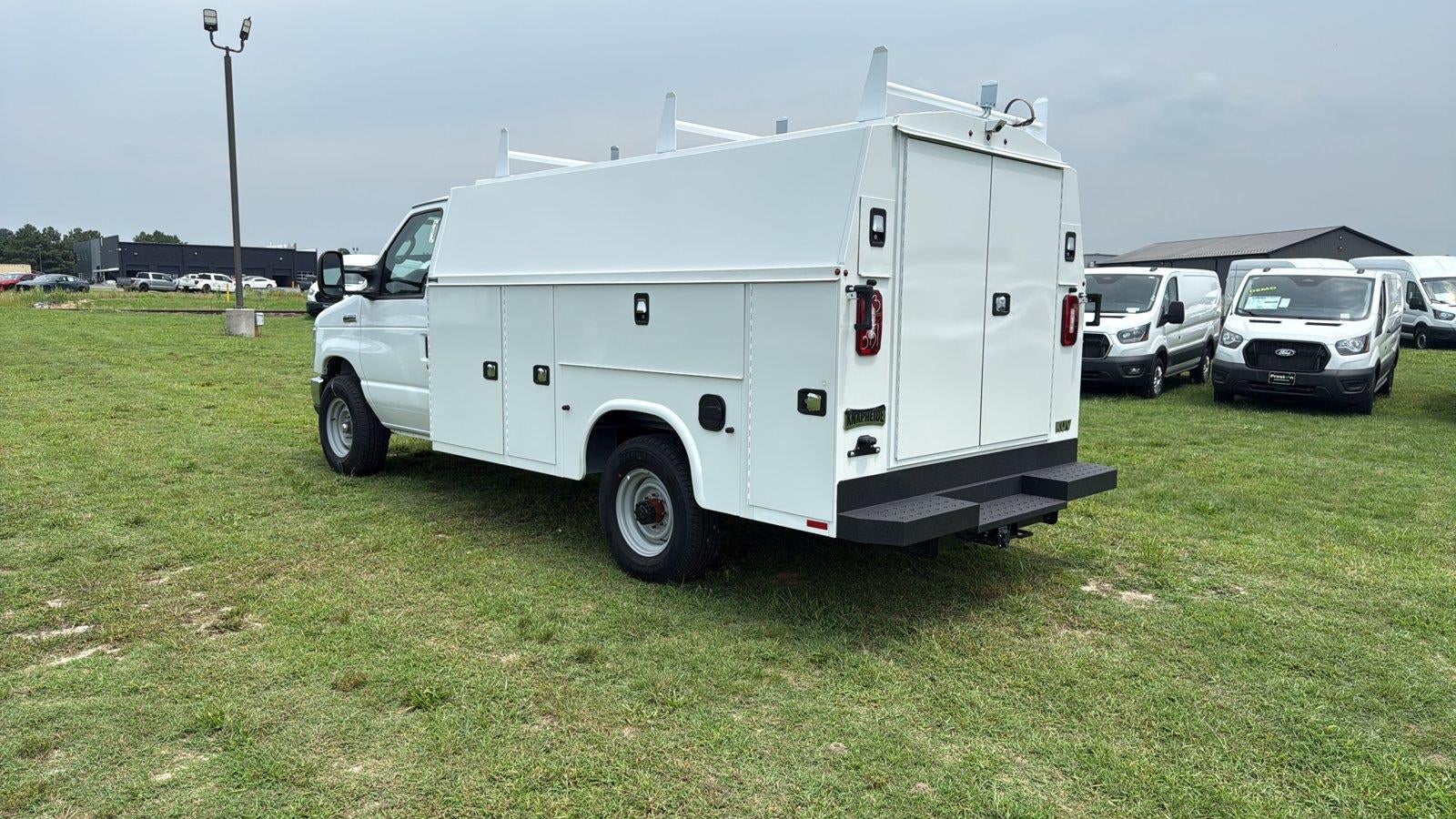 2027 Ford E-Series Cutaway 10' KNAPHEIDE KUV LOW ROOF ENCLOSED SERVICE BODY, MASTER LOCK SYSTEM, CLASS V HITCH, 3 BOW LADDER RACK