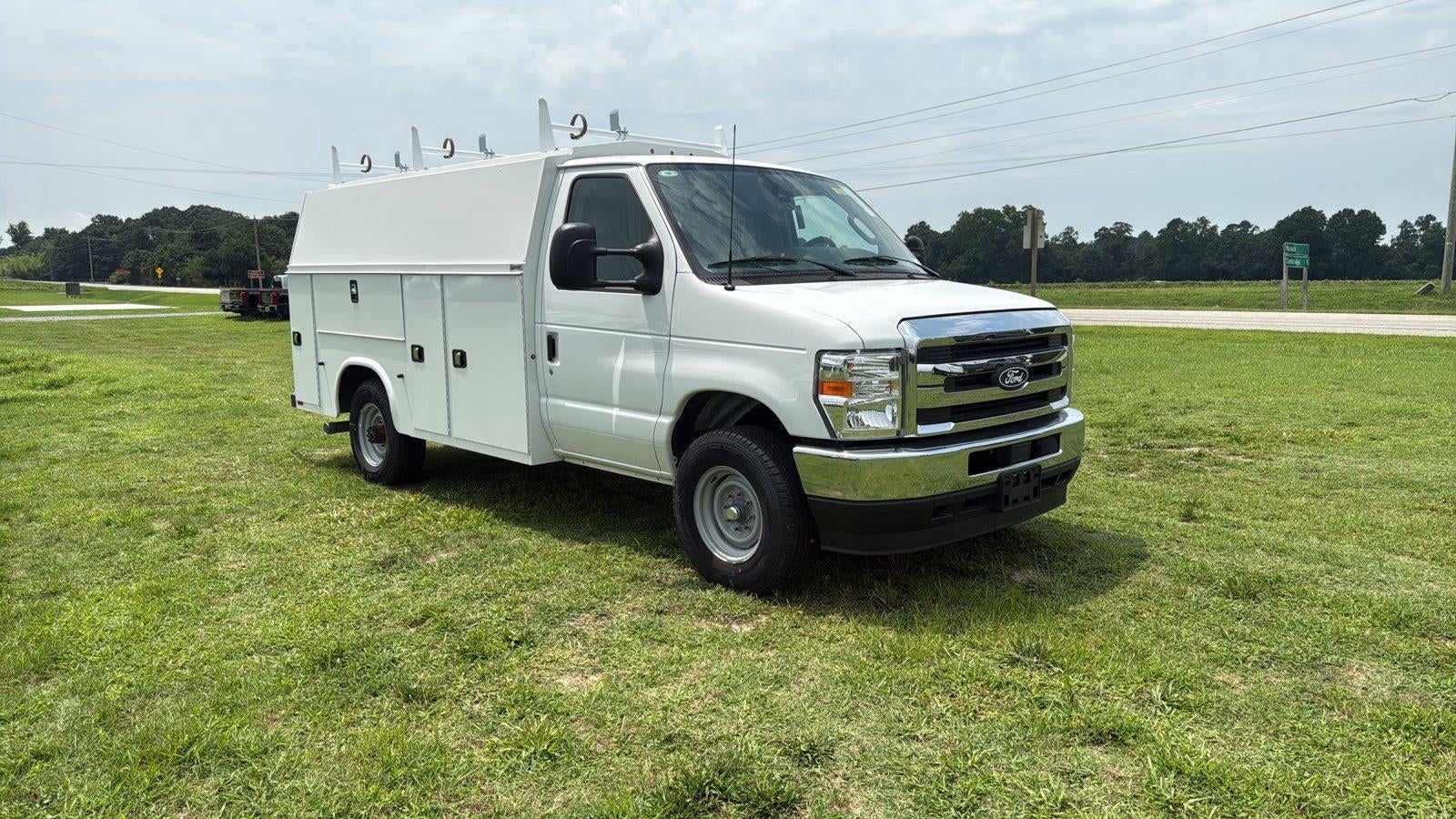 2027 Ford E-Series Cutaway 10' KNAPHEIDE KUV LOW ROOF ENCLOSED SERVICE BODY, MASTER LOCK SYSTEM, CLASS V HITCH, 3 BOW LADDER RACK